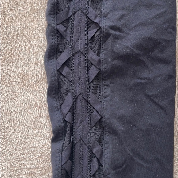 Lululemon Mesh siding Leggings - Picture 4 of 5